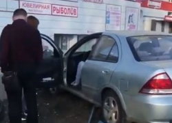 Разговор с автомобилисткой, протаранившей в забор, попал на видео в Воронеже
