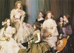 В Воронеже на выставке кукол можно увидеть английских и французских красавиц