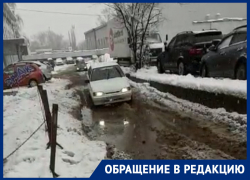 Волнистый путь по разбитой дороге сняли на видео жители Воронежа 