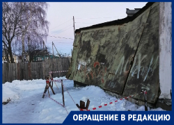 «Может рухнуть в любой момент»: заброшенное строение просят снести в воронежском поселке 