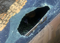 Бессовестный воронежец разбил стекло автомобиля соседке, выбросив бутылку из окна