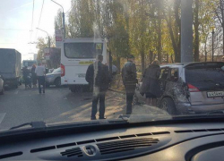 Маршрутка протаранила семь припаркованных машин и попала на снимки в Воронеже