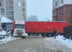 Огромная фура полностью заблокировала дорогу в Воронеже 