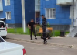 Избиение мужчины сняли под окнами многоэтажки в Воронеже 