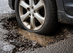 Белгородцу заплатили деньги за разбитую в воронежской яме иномарку 