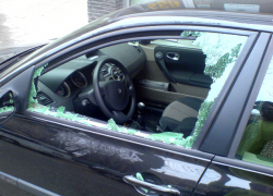Воронежец разбил локтем стекло авто, чтобы покататься