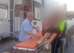 Инспектор ДПС на руках донес девушку до скорой в Воронеже