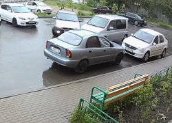 В нелепую ситуацию попал таксист в воронежском дворе