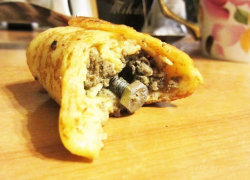 Жительница Воронежа купила блин с огромным стальным болтом 