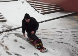 Апрельское катание на сноуборде по улицам Воронежа попало на видео  