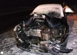 На воронежской дороге отлетевшее колесо от фуры разворотило иномарку