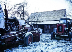 Тракторист на рабочем месте раздавил грузчика в Воронежской области