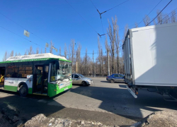 В Воронеже при столкновении автобуса с грузовиком пострадали две женщины