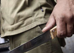 В Воронеже мужчина ударил неугодного соседа ножом