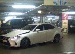 Аварию иномарок в неожиданном месте сняли в Воронеже