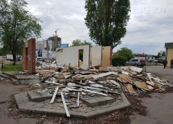 Воронежец возмутился горой хлама и зловонным туалетом на Остужева в Воронеже