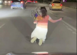 Странное поведение девушки посреди дороги попало на видео в Воронеже