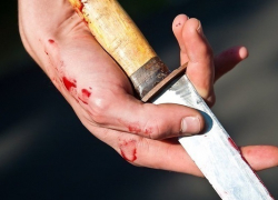 На глазах у прохожих во дворе дома в Воронеже зарезали мужчину 