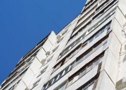 В Воронеже женщина выпала с 10 этажа после ссоры с сожителем 