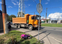 Девочка пострадала под колёсами КамАЗа в Воронеже: полиция начала проверку