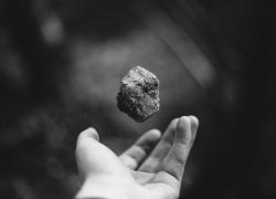 10 лет грозит воронежцу за угрозу камнем продавщице при разбое 