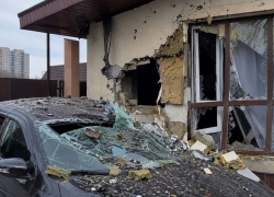 Частный дом и автомобиль были повреждены обломками БПЛА в Воронежской области