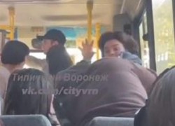 «Вы бы ещё кровать принесли»: избиение девушки-подростка в маршрутке сняли на видео в Воронеже