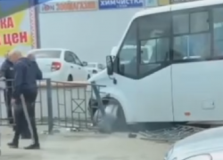 Въехавшую в забор маршрутку показали на видео в Воронеже