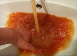 Идущий из крана «абрикосовый сок» вместо воды сняли на видео жители воронежской многоэтажки