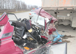 Четыре человека пострадали в столкновении ВАЗа с грузовиком под Воронежем