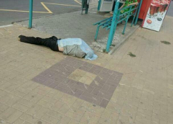 Воронежцы сообщили о трупе мужчины у автобусной остановки