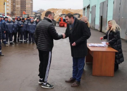 Ключи от 11 служебных квартир вручил коммунальщикам мэр Воронежа