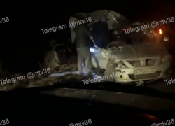 Машина превратилась в груду металлолома после столкновения с фурой под Воронежем