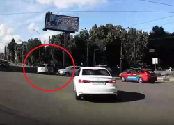 Момент ДТП на ровном месте попал на видео в центре Воронежа