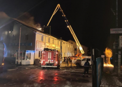 Десятки спасателей тушили загоревшийся автосервис в Воронеже