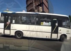 Опасный маневр маршрутчика попал на видео в Воронеже