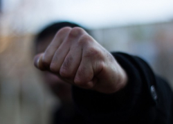 Освободившийся зэк жестоко избил женщину на улице в Воронеже 