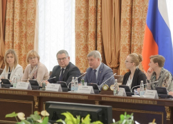 Губернатор Гусев ждёт от молодёжи того, что не родилось в «умах областного уровня»