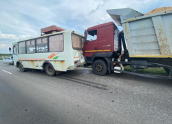 Грузовик с песком врезался в пассажирский автобус на воронежском участке М-4 «Дон»