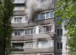 Женщина вылезла из окна, спасаясь от пожара в квартире в Воронеже 