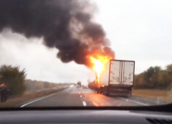 Объятая огнем фура на трассе под Воронежем попала на видео