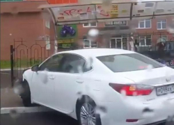 Протаранивший остановку Lexus попал на видео в Воронеже