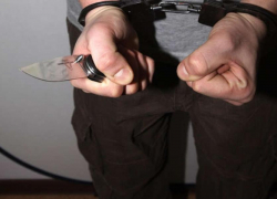 Воронежец из ревности ударил ножом в живот собутыльника