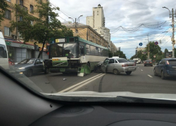 Гонщик на ВАЗе устроил аварию с автобусом в центре Воронежа