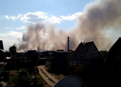 Серьезное задымление в опасной близости к дачному поселку сняли на видео под Воронежем