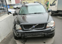 В Воронеже водитель протаранил припаркованные машины, испугался и убежал