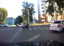 Школьники комично отблагодарили автомобилиста в Воронеже 
