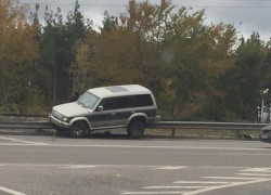 В Воронеже после ДТП Mitsubishi невероятным образом залетела на отбойник