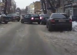 Глупое ДТП во время выезда с парковки попало на видео в Воронеже 