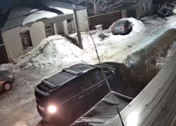 Ледовые приключения автомобилиста сняли в ночном Воронеже 